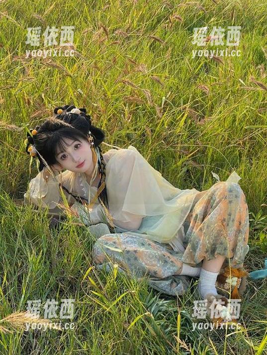 Yuna (윤아)将[SAINTPhotolife]黄金化作灵感原图资源，让我们一起感受